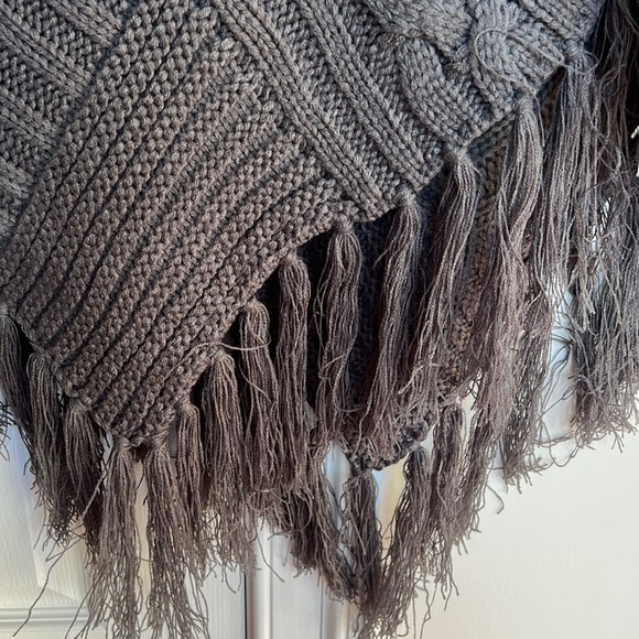 Boutique NWOT 100% acrylic super soft cable knit poncho - Picture 4 of 7